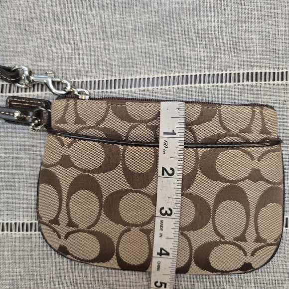 Coach Brown Signature Logo Wristet Size 6x4 Purple Lining New Whitout Tag - Picture 9 of 9